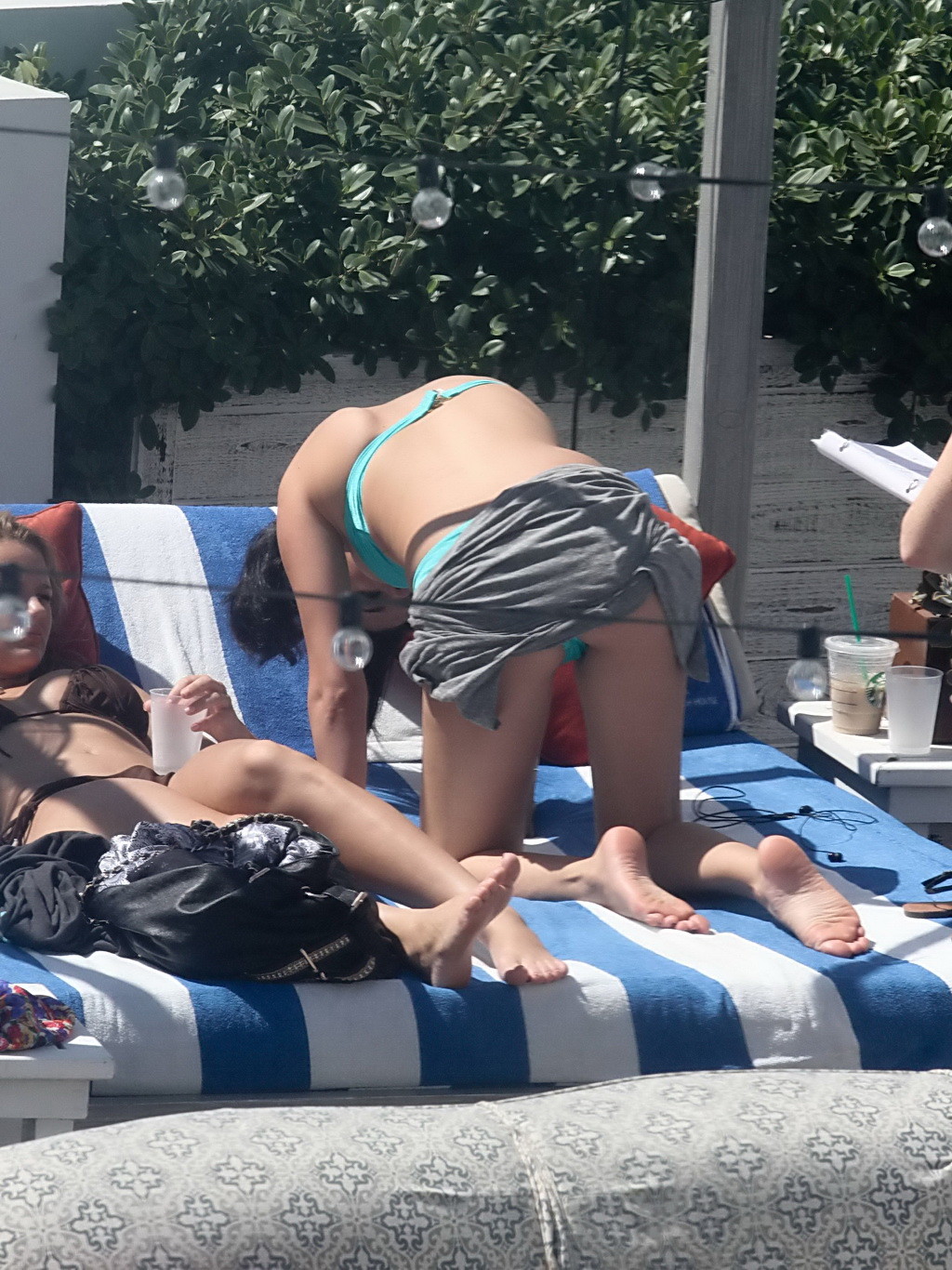 Selena gomez montrant son pied de biche et ses gros seins dans un bikini bleu clair à la piscine. 
 #75252479