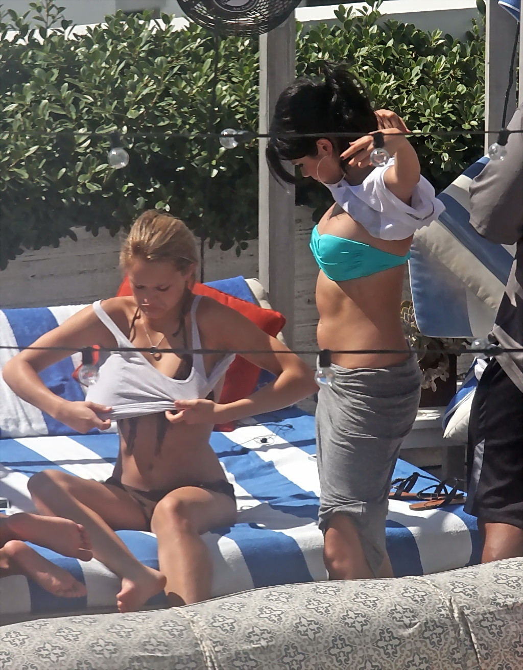 Selena gomez mostrando cameltoe y grandes tetas en bikini de tubo azul claro en una piscina #75252492