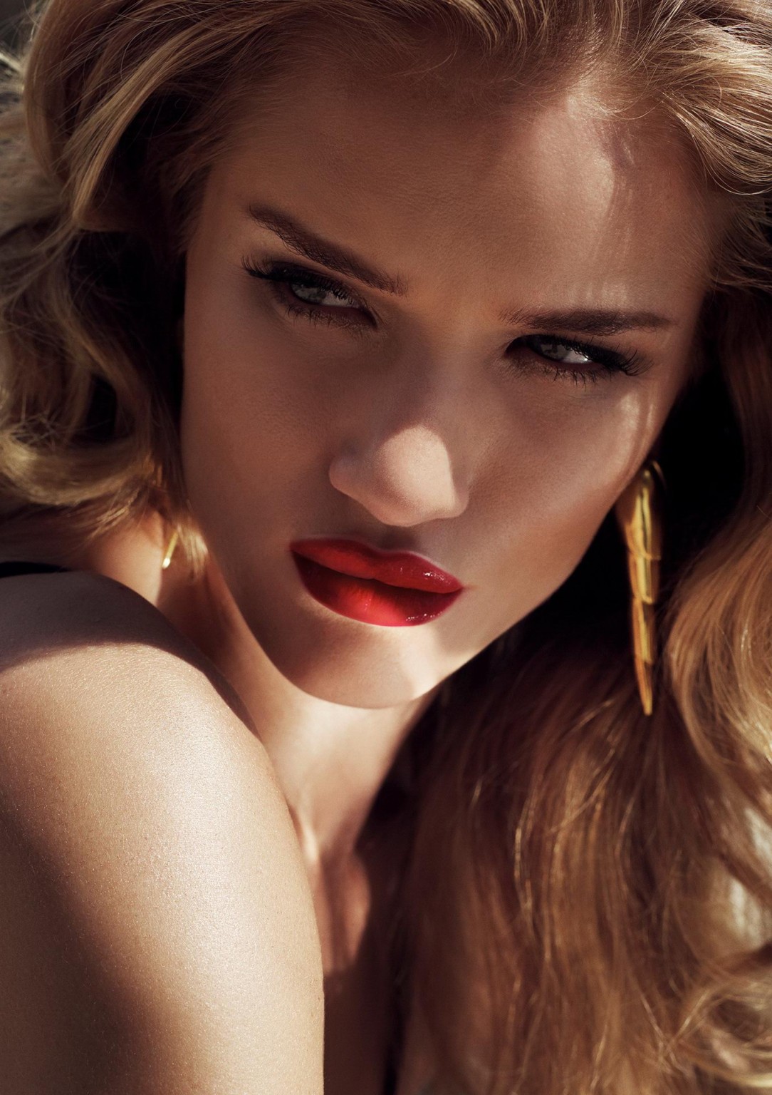 Rosie Huntington-Whiteley in very hot photoshoot for January 2012 issue of Harpe