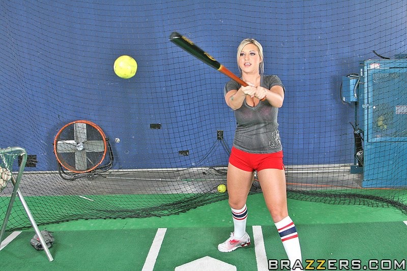 Memphis monroe recibe un bate y un par de bolas para jugar
 #77347833