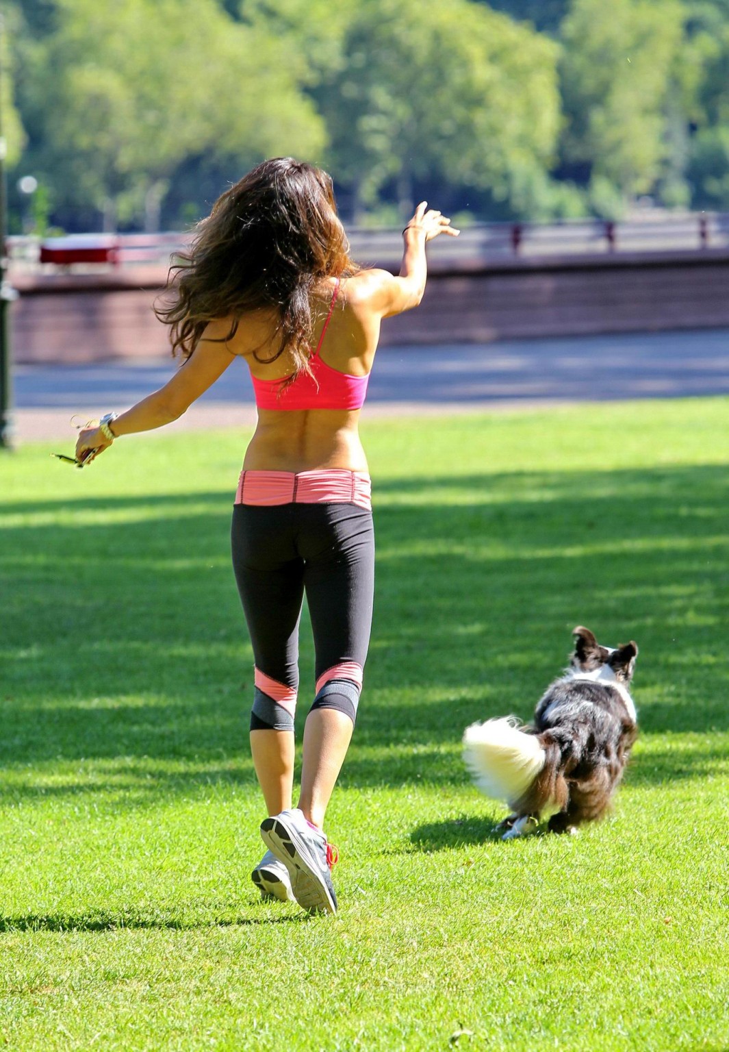 Leilani dowding montre ses abdominaux et ses fesses osseuses lors d'un jogging avec son chien à l'hôpital.
 #75189753