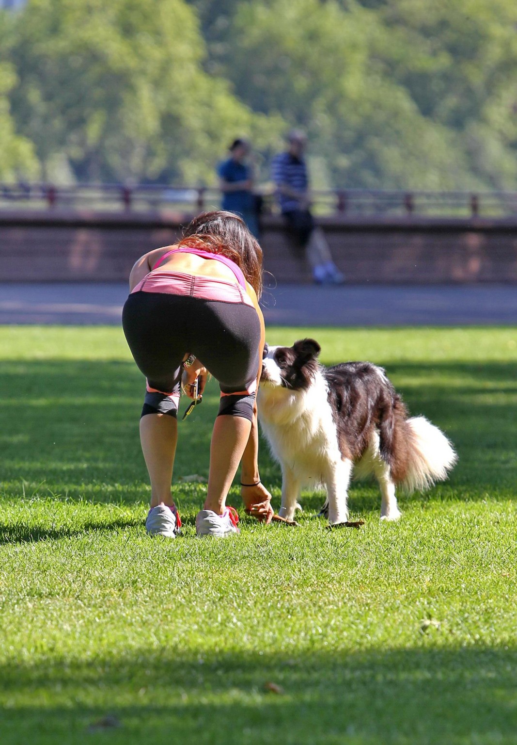 Leilani dowding mostrando i suoi addominali e culo ossuto mentre jogging con il suo doggy a
 #75189756