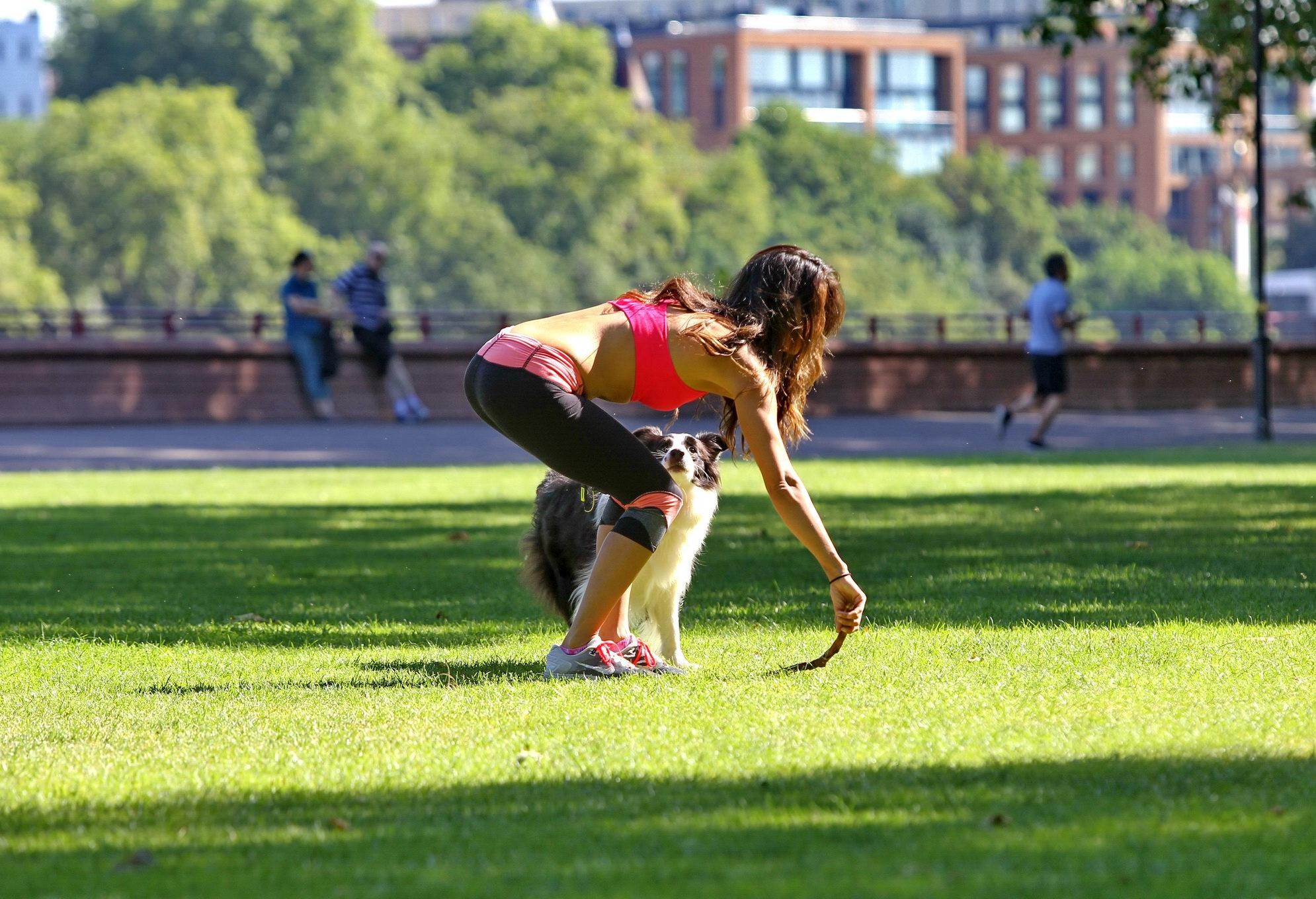 Leilani dowding montre ses abdominaux et ses fesses osseuses lors d'un jogging avec son chien à l'hôpital.
 #75189758