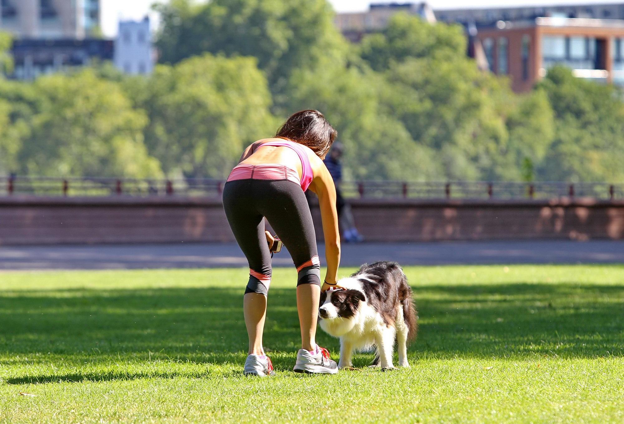 Leilani dowding montre ses abdominaux et ses fesses osseuses lors d'un jogging avec son chien à l'hôpital.
 #75189761