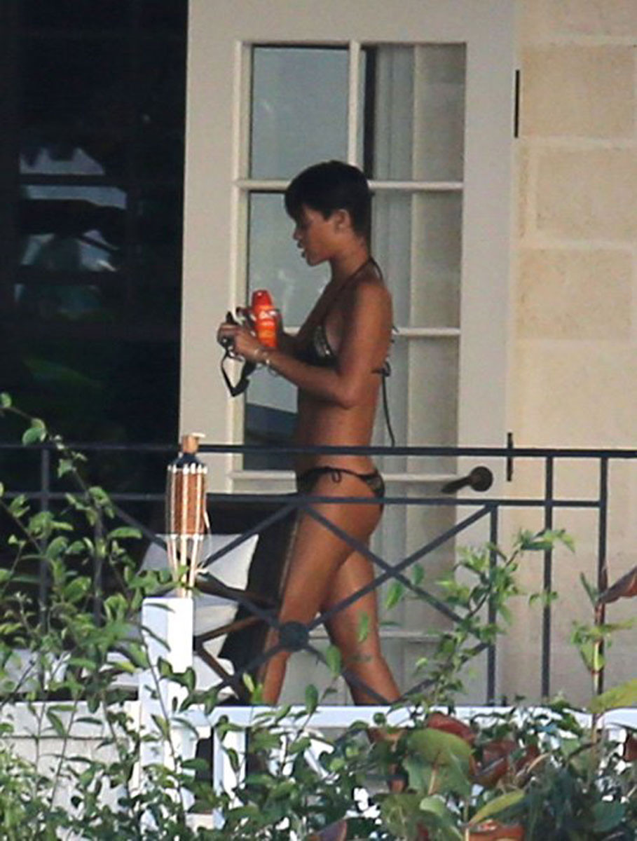 Rihanna mostrando su sexy cuerpo en bikini
 #75245749