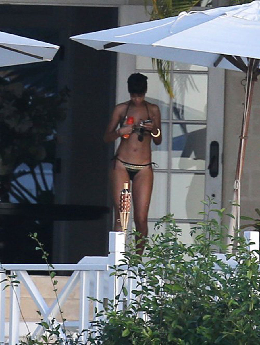 Rihanna montrant son corps sexy en bikini
 #75245750