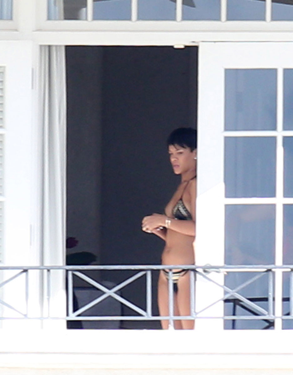 Rihanna showing her sexy body in bikini #75245751
