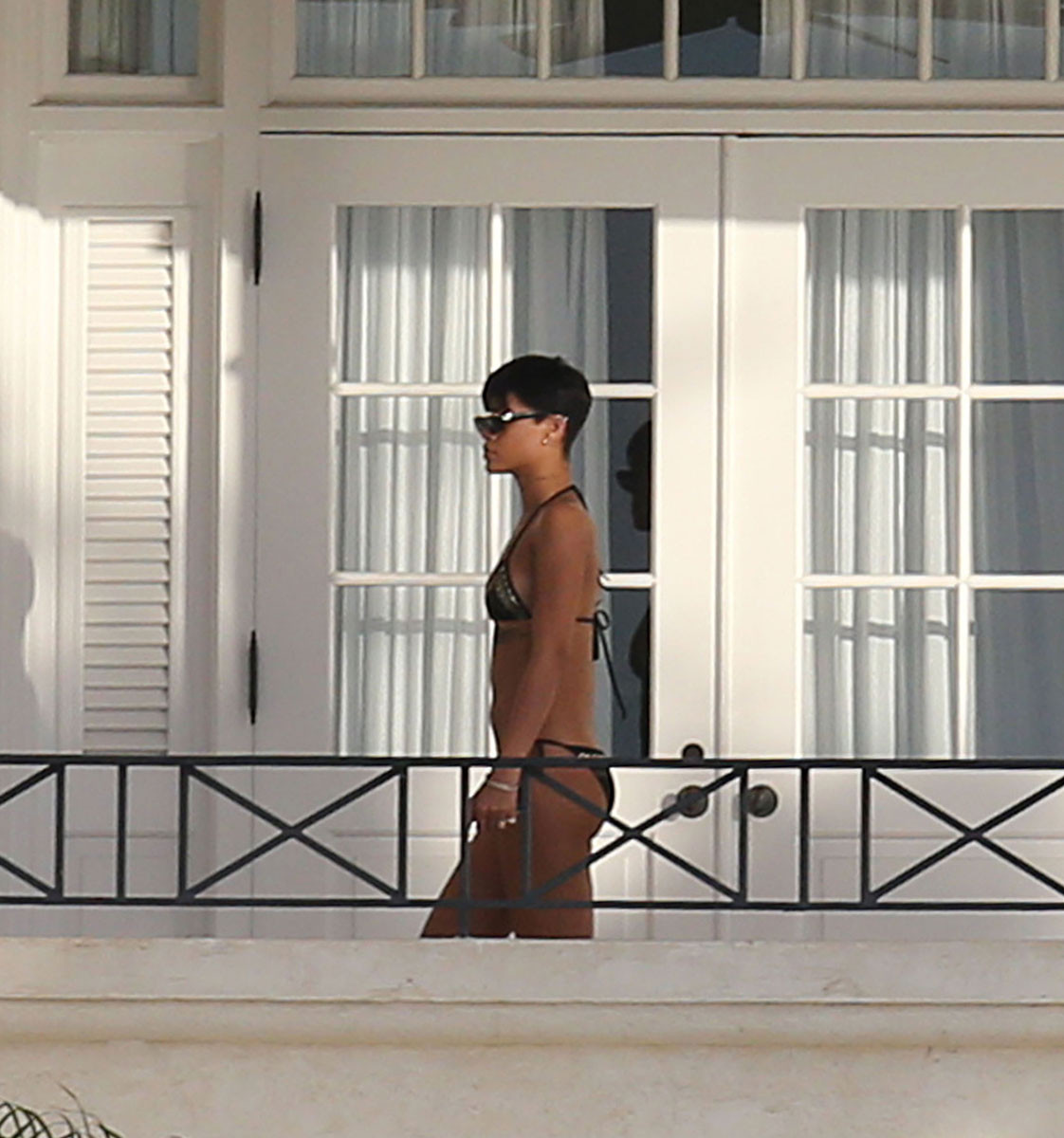 Rihanna montrant son corps sexy en bikini
 #75245752