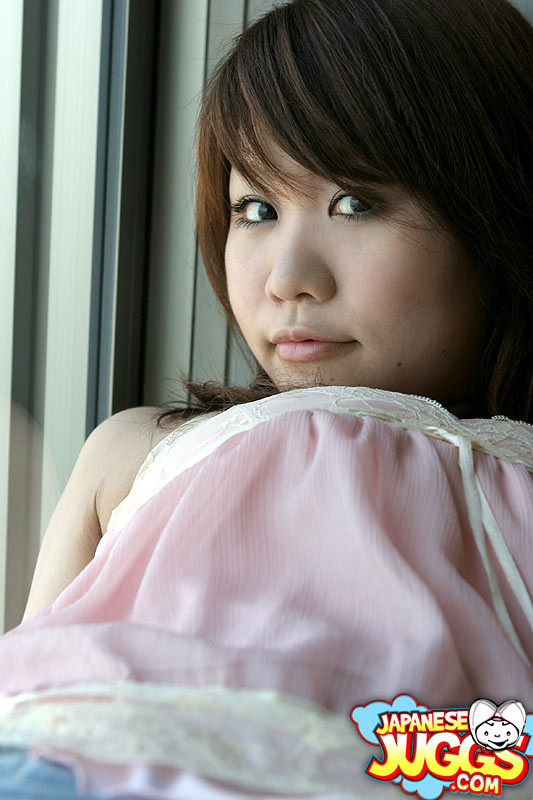 Une jeune japonaise montre ses gros seins parfaits.
 #69878391