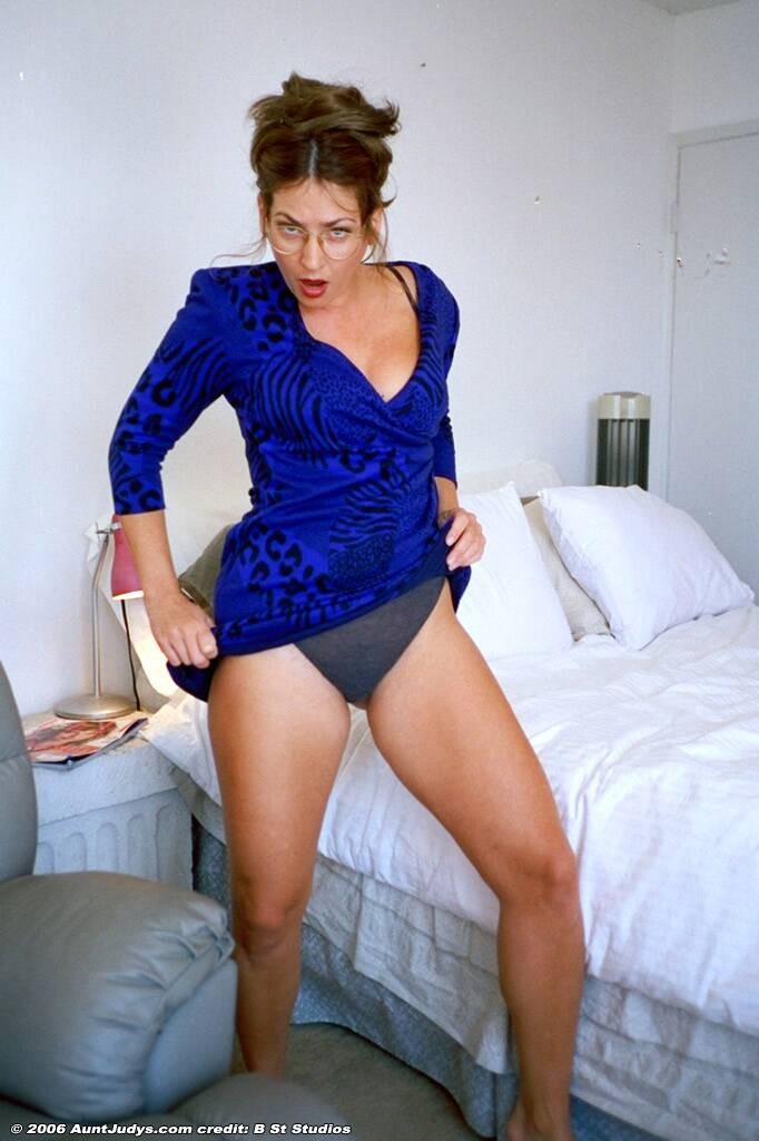 Madura caliente mostrando su arbusto
 #77321216