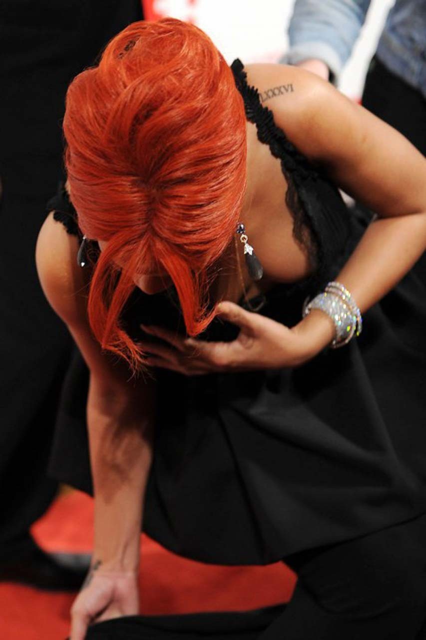 Rihanna follando sexy y caliente paparazzi enormes tetas y fotos upskirt
 #75306312