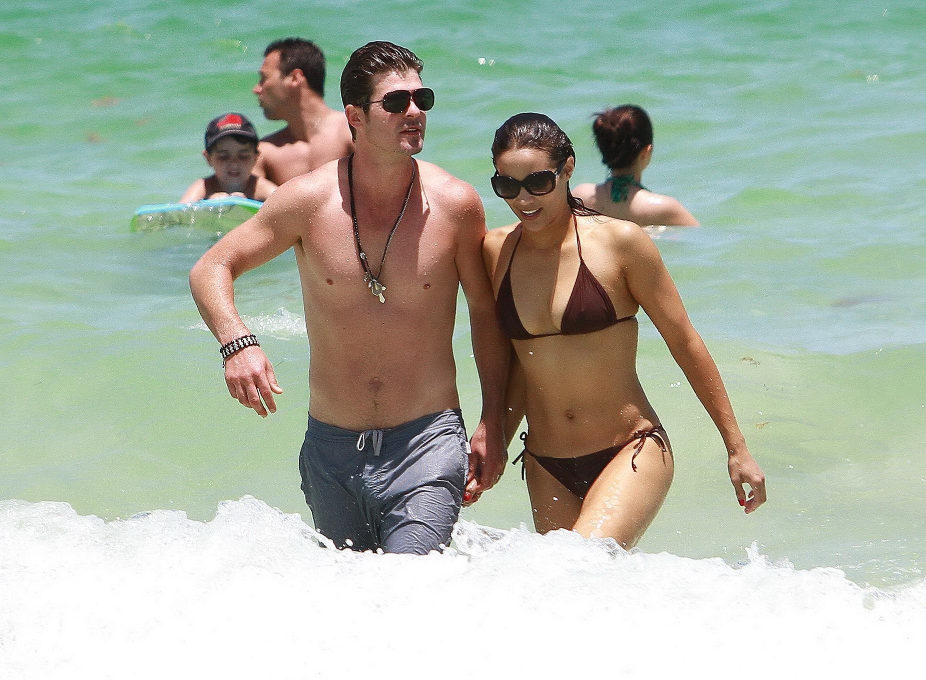 Paula patton muestra pokies llevando un escaso bikini mojado en la playa de miami
 #75296531