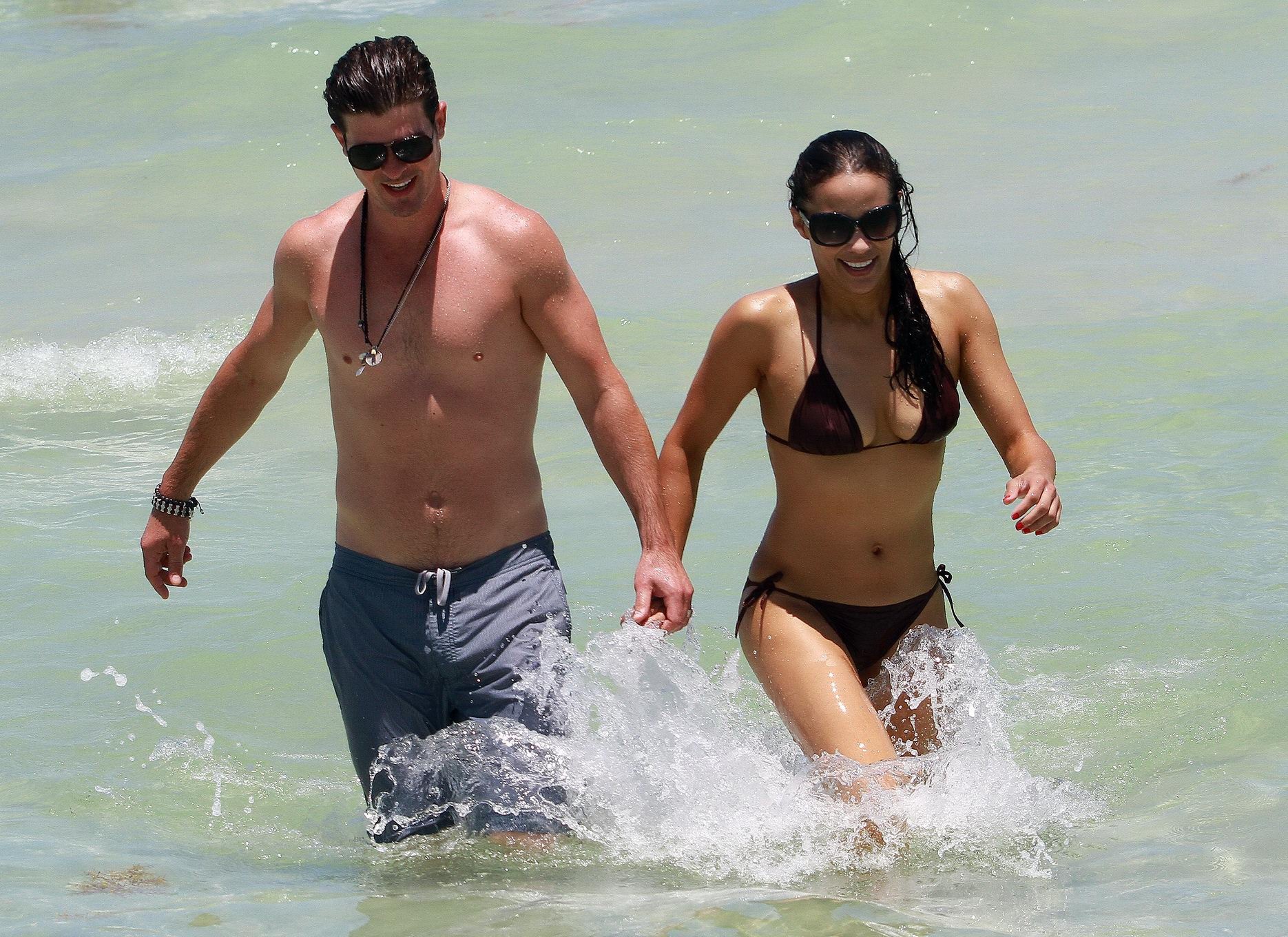 Paula patton muestra pokies llevando un escaso bikini mojado en la playa de miami
 #75296549