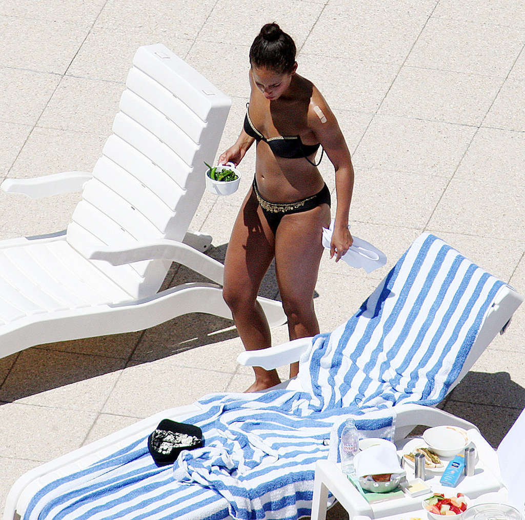 Alicia Keys showing amazing sexy body on pool in bikini #75373305