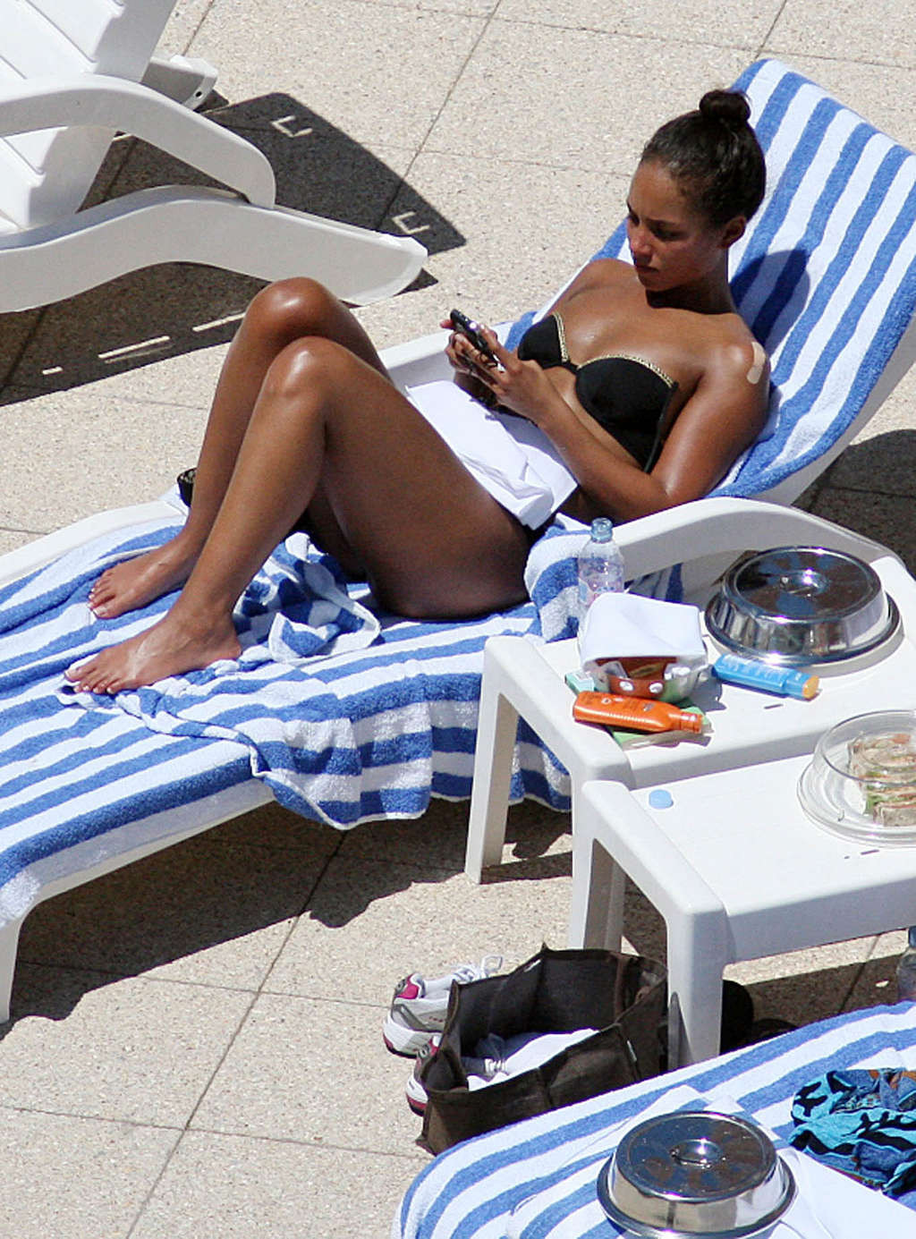 Alicia Keys showing amazing sexy body on pool in bikini #75373311