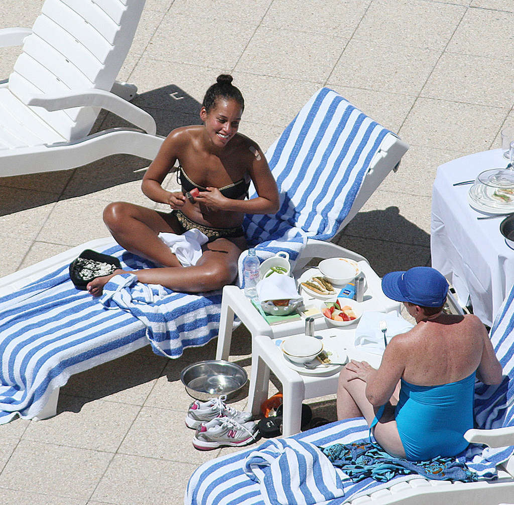 Alicia Keys showing amazing sexy body on pool in bikini #75373316