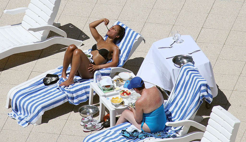 Alicia Keys showing amazing sexy body on pool in bikini #75373318
