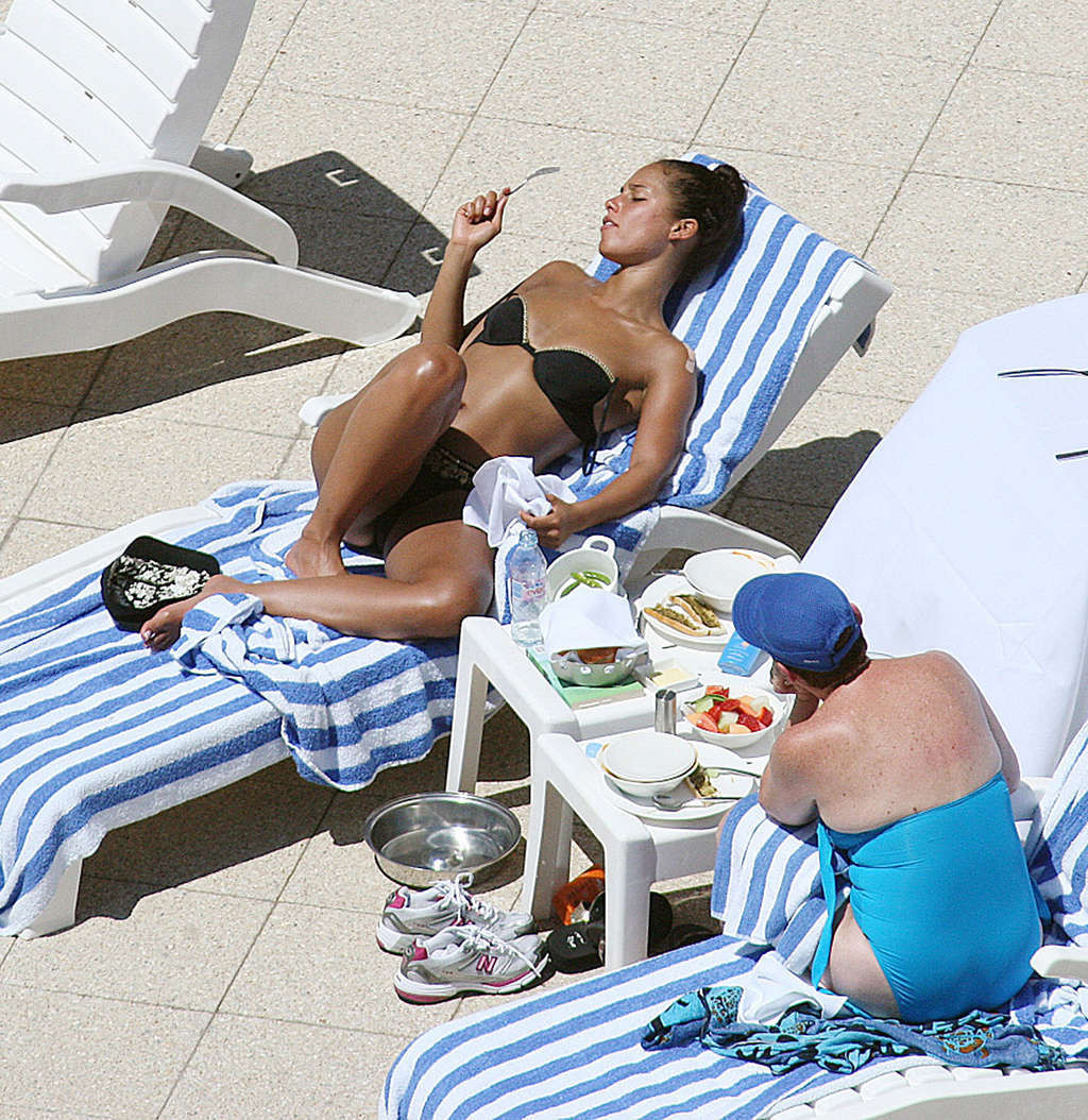 Alicia Keys showing amazing sexy body on pool in bikini #75373328