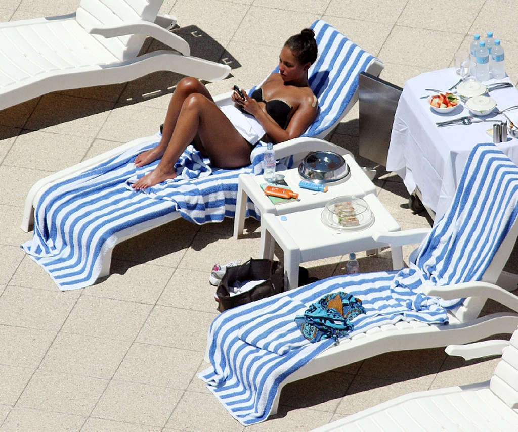 Alicia Keys showing amazing sexy body on pool in bikini #75373355