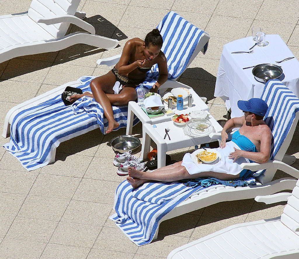 Alicia Keys showing amazing sexy body on pool in bikini #75373361