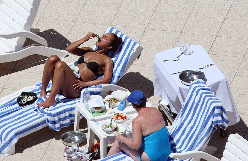 Alicia Keys showing amazing sexy body on pool in bikini #75373367