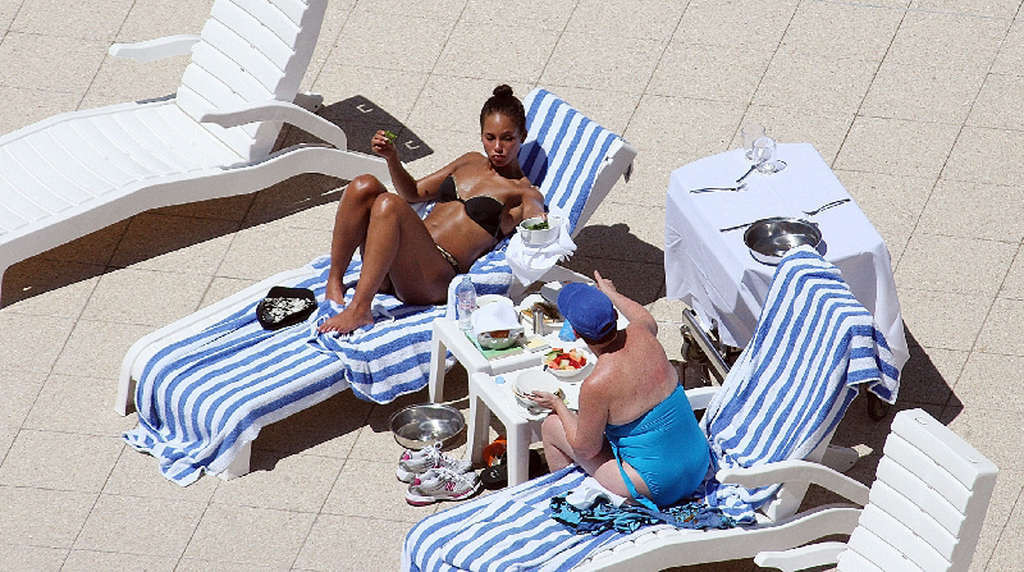 Alicia Keys showing amazing sexy body on pool in bikini #75373371