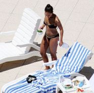 Alicia Keys Showing Amazing Sexy Body On Pool In Bikini