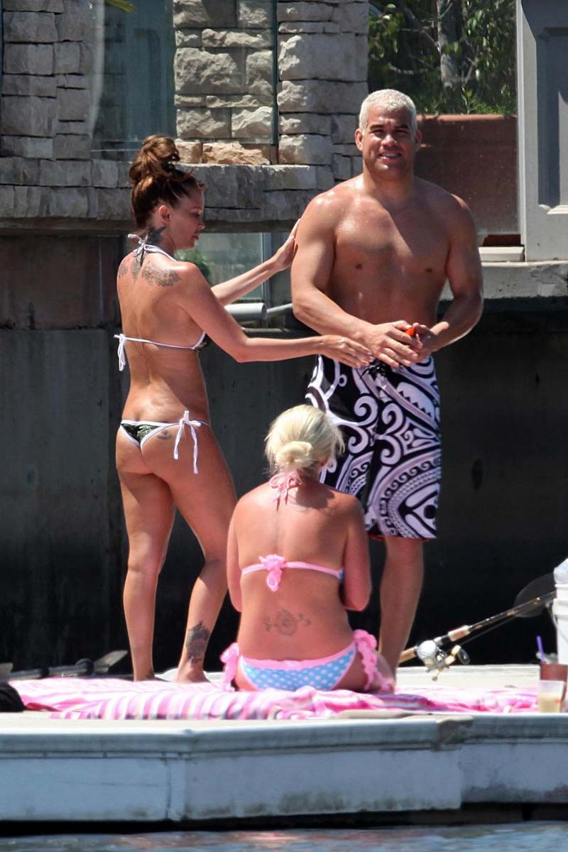 Jenna jameson desnuda en la playa con arena en el culo
 #75389812