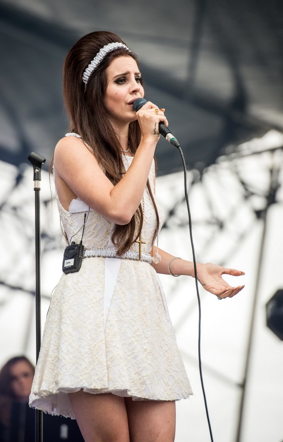 Lana del rey che mostra le sue mutandine mentre si esibisce al eurockeennes music festiva
 #75257004