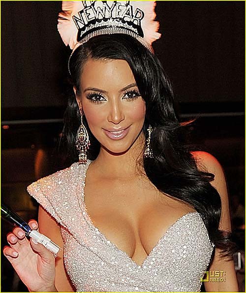 Kim kardashian exposant ses énormes seins en haut de bikini sur des photos privées
 #75274941