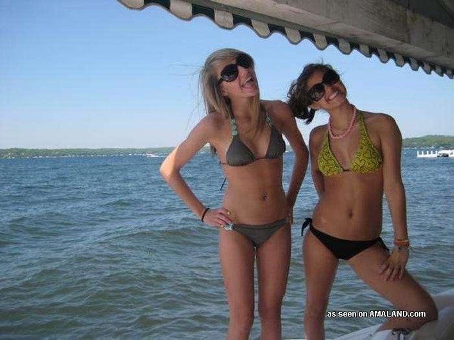 Kompilation von Bikini gekleideten Freundinnen, die sexy im Freien posieren
 #67625016