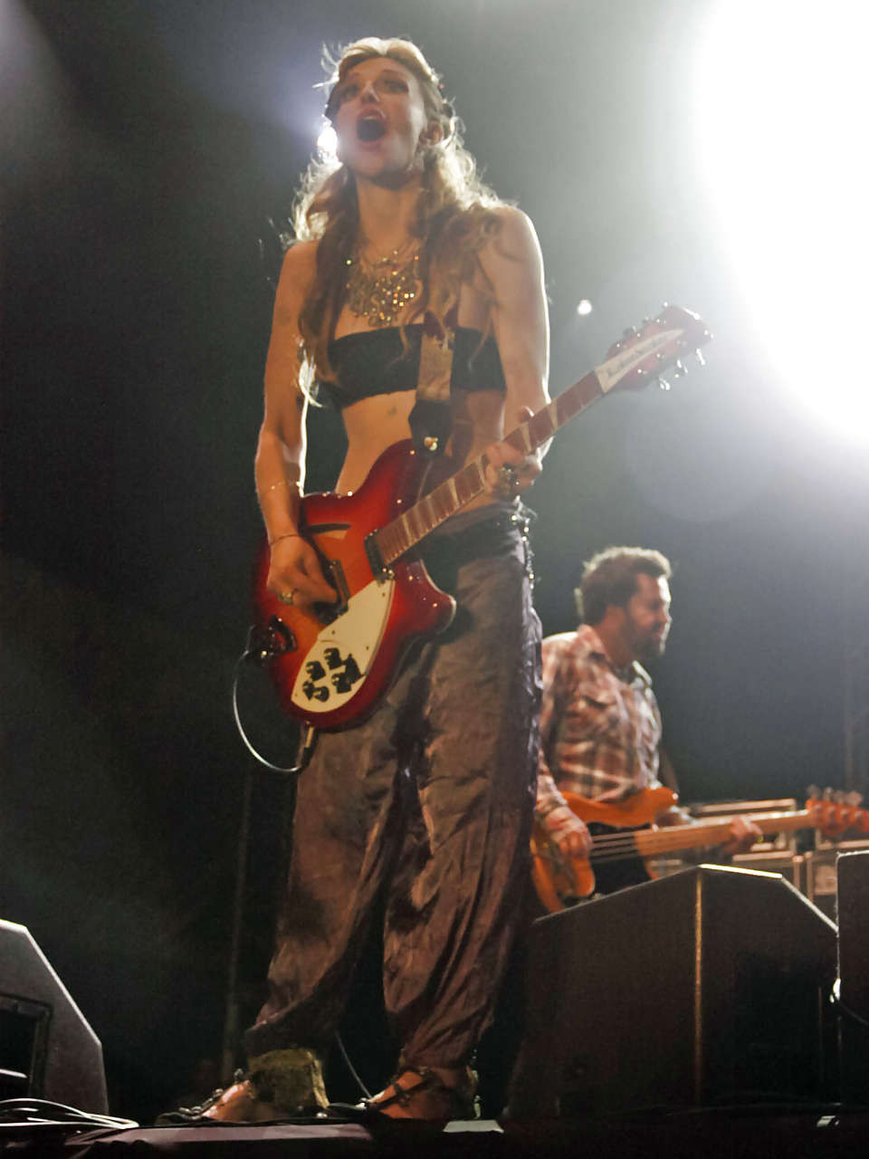 Courtney Love strippt oben ohne und zeigt Titten auf der Bühne
 #75279524