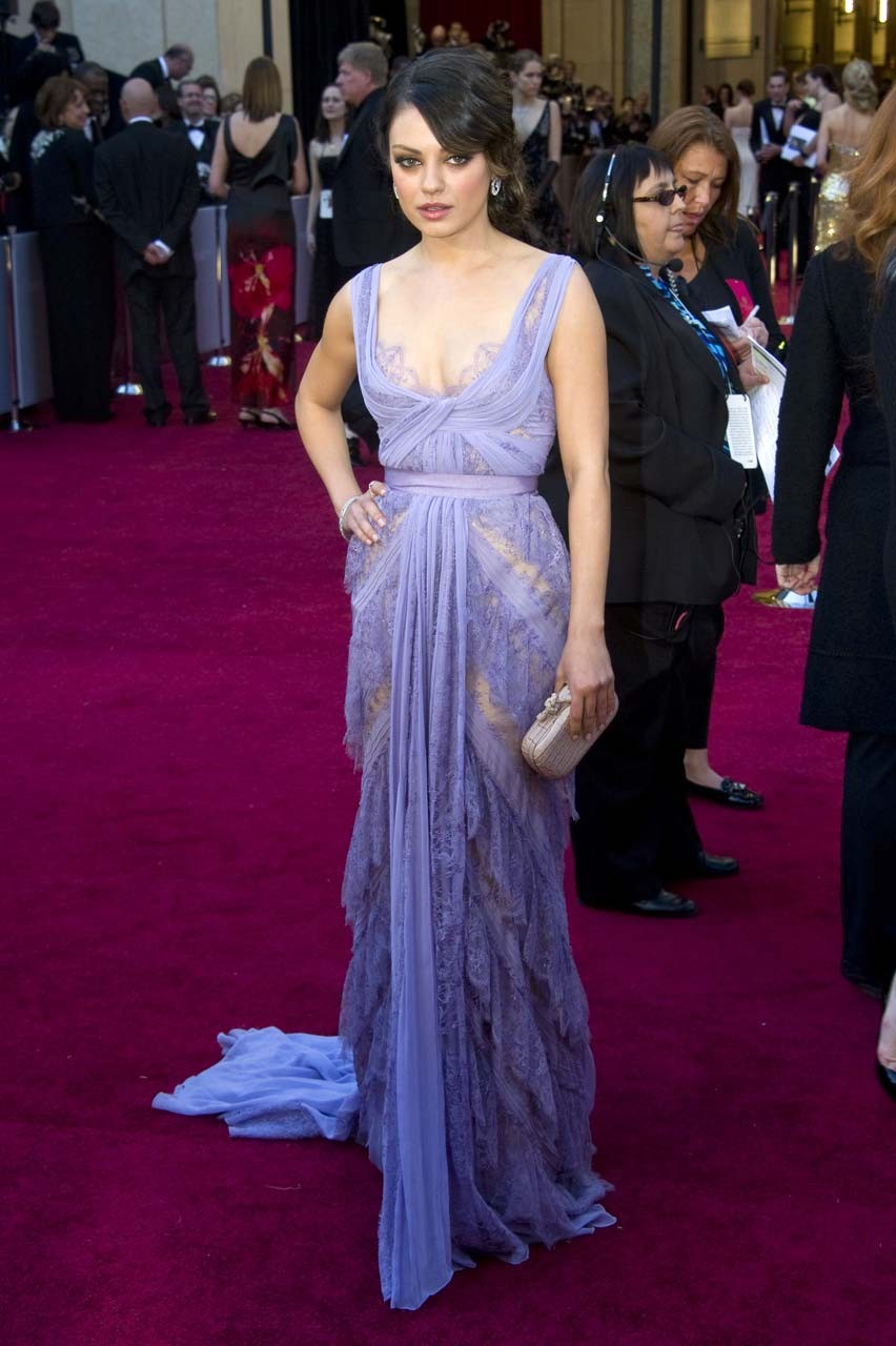 Mila Kunis expose son corps sexy et son joli décolleté dans une robe transparente.
 #75315739