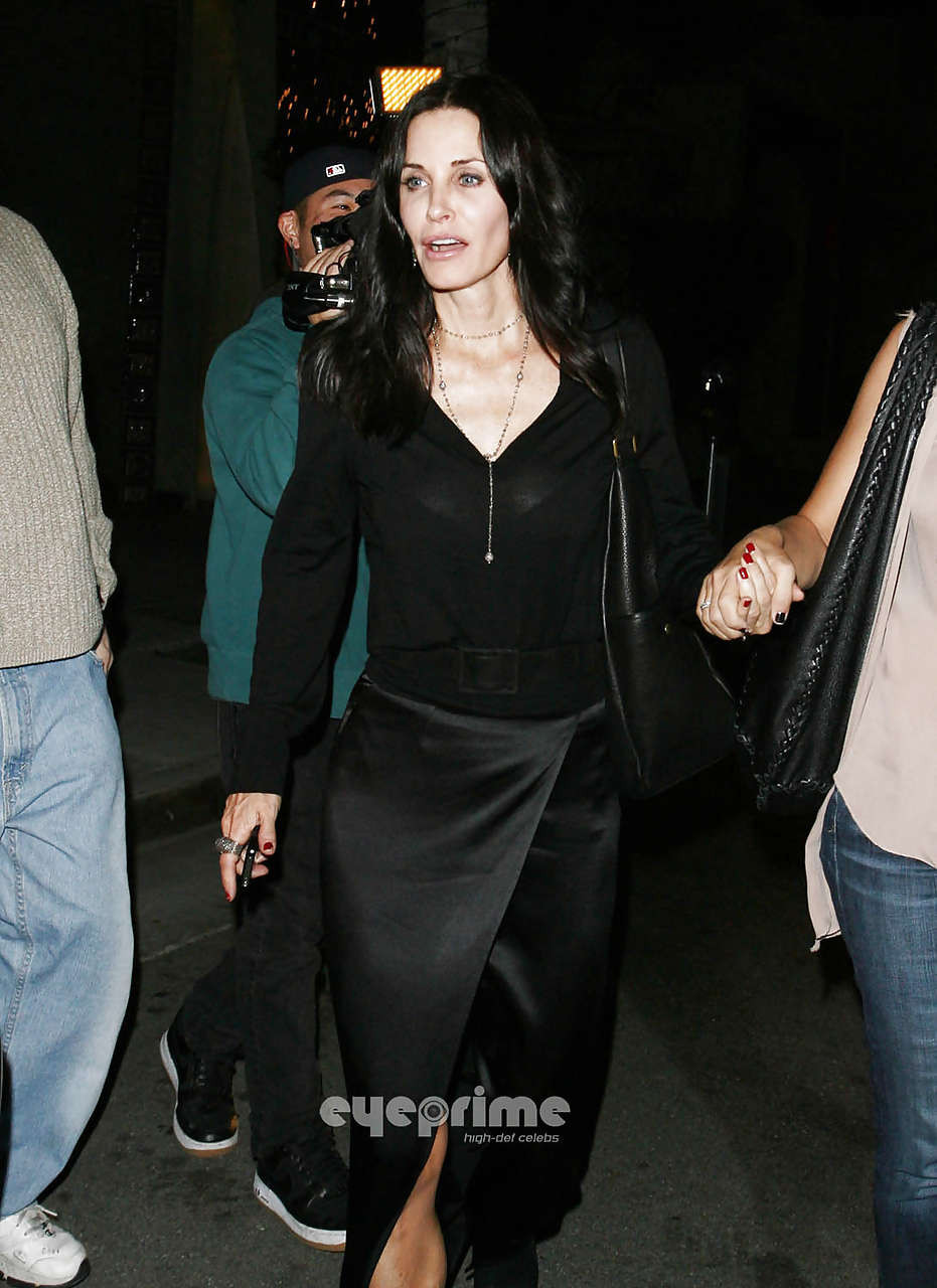 Courteney cox che mostra le sue mutandine nere upskirt in auto foto paparazzi
 #75280972