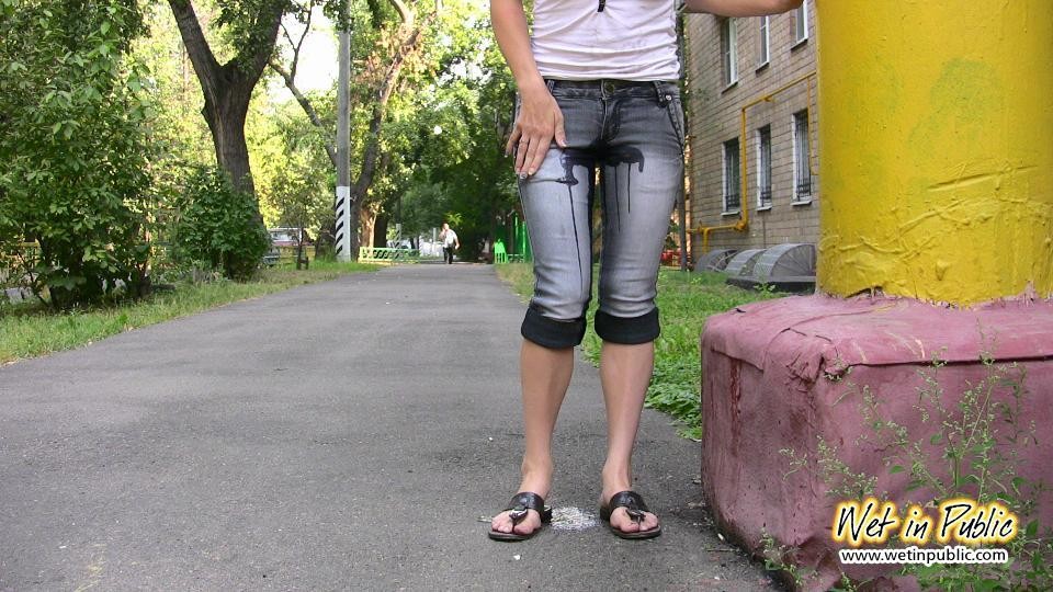 Tussi in verzweifeltem Pissbedürfnis benetzt ihre Jeans, Füße und den Asphalt
 #73239078