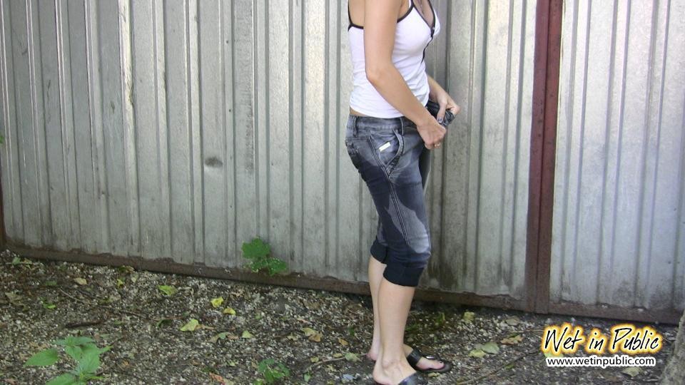 Tussi in verzweifeltem Pissbedürfnis benetzt ihre Jeans, Füße und den Asphalt
 #73239106