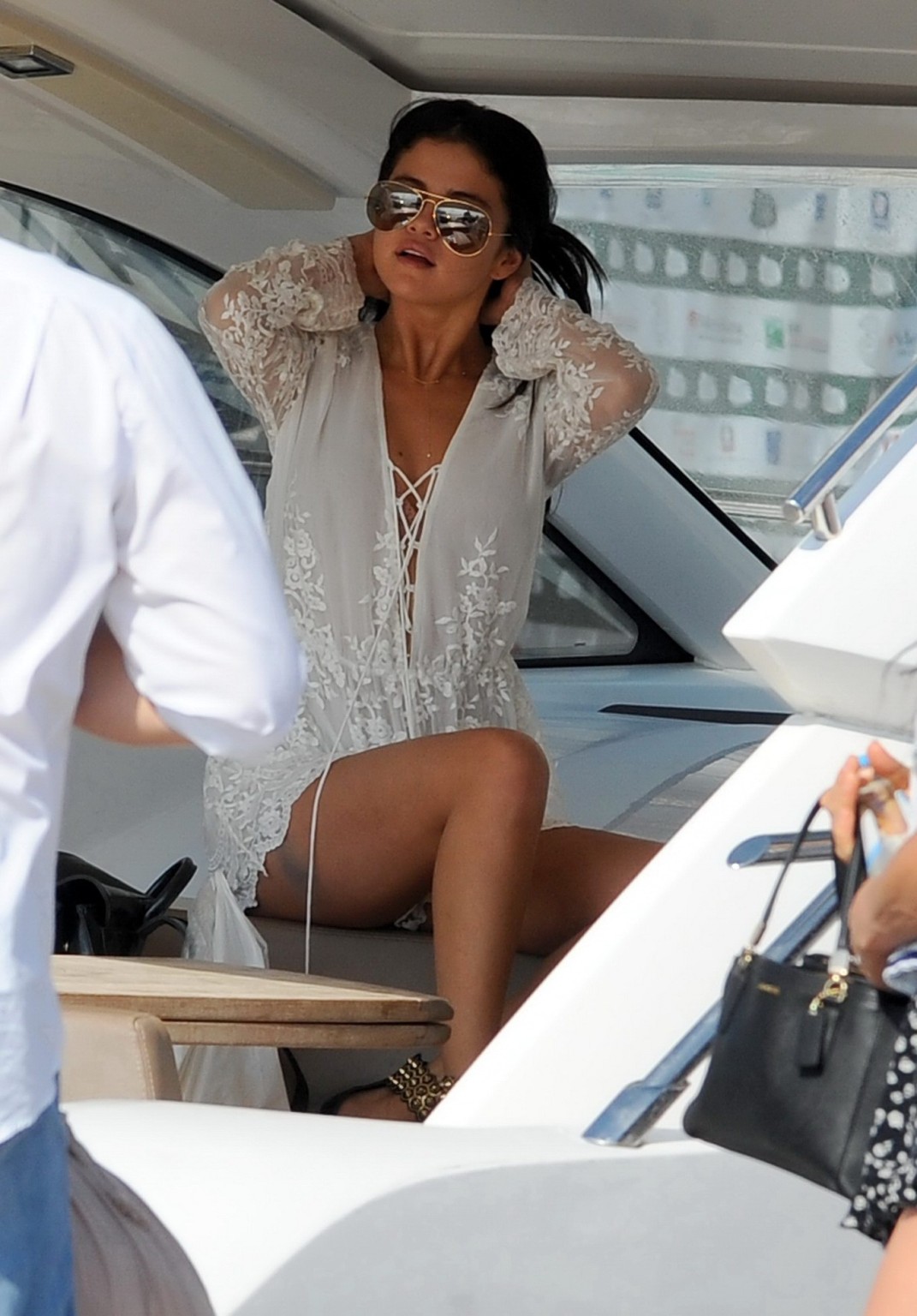 Selena gomez en jupe haute quittant l'hôtel della regina isabella à ischia
 #75190241
