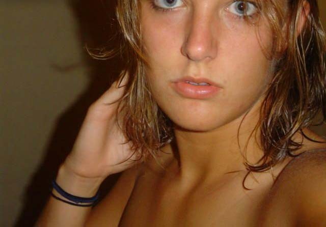Une jeune fille aux yeux bleus exhibe ses énormes seins.
 #73108007