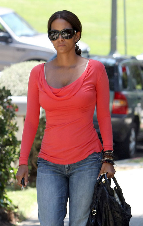 Halle Berry showing tits and ass and nipple slip paparazzi pix #75416348