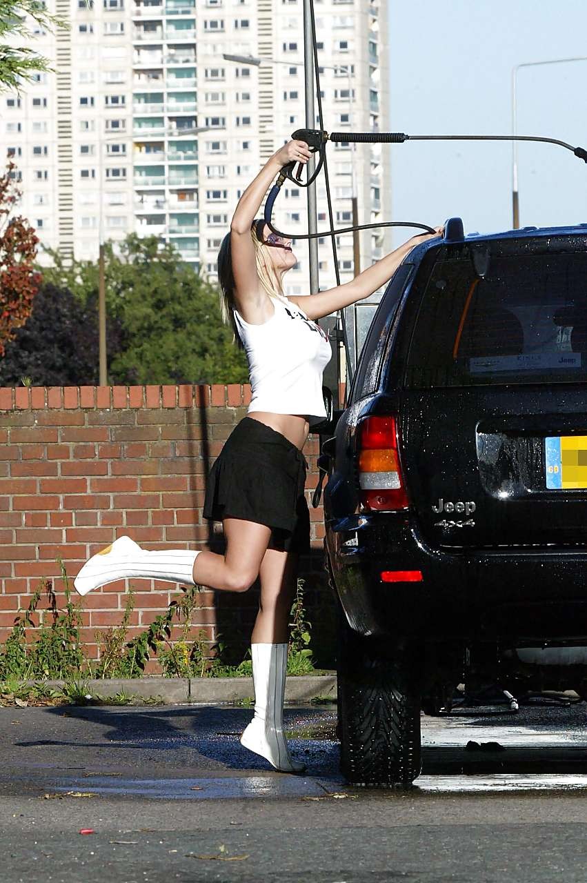 Jennifer Ellison mostrando il suo upskirt mutandine nere e sexy in bikini
 #75252569