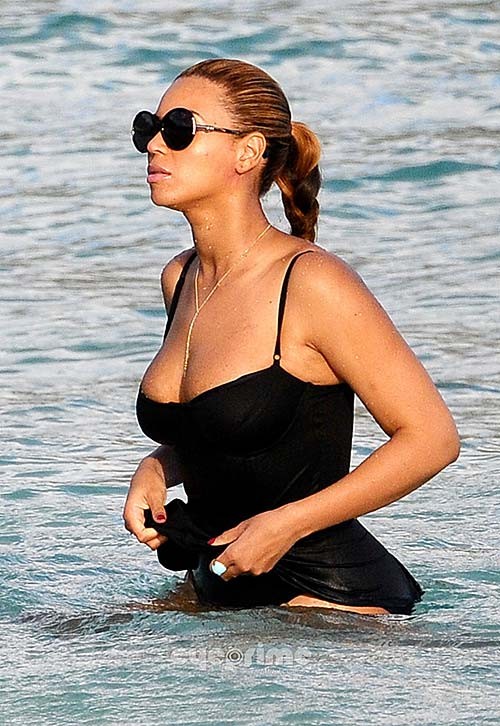 Beyonce knowles exponiendo su cuerpo sexy en traje de baño en la playa
 #75266980