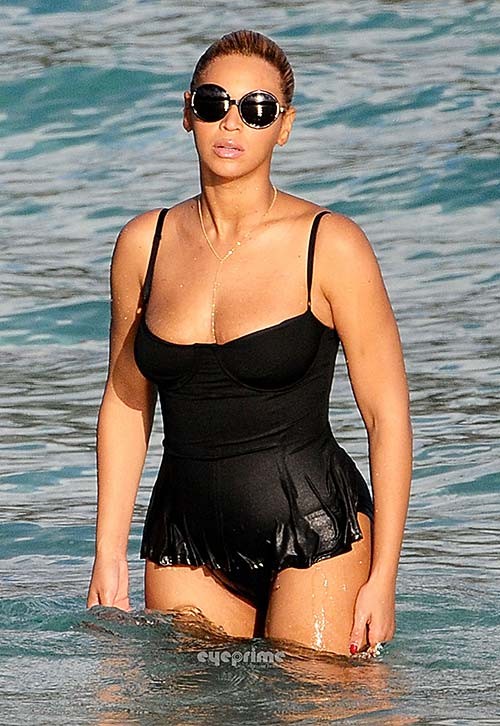 Beyonce knowles entblößt sexy Körper im Badeanzug am Strand
 #75267004