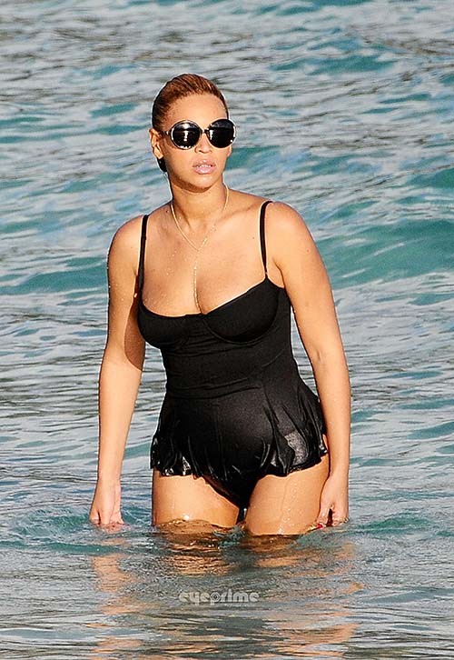 Beyonce knowles exponiendo su cuerpo sexy en traje de baño en la playa
 #75267021