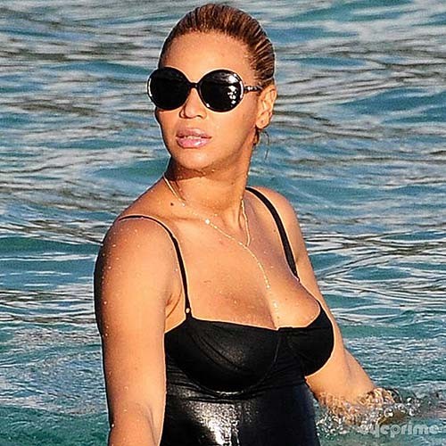Beyonce knowles exponiendo su cuerpo sexy en traje de baño en la playa
 #75267032