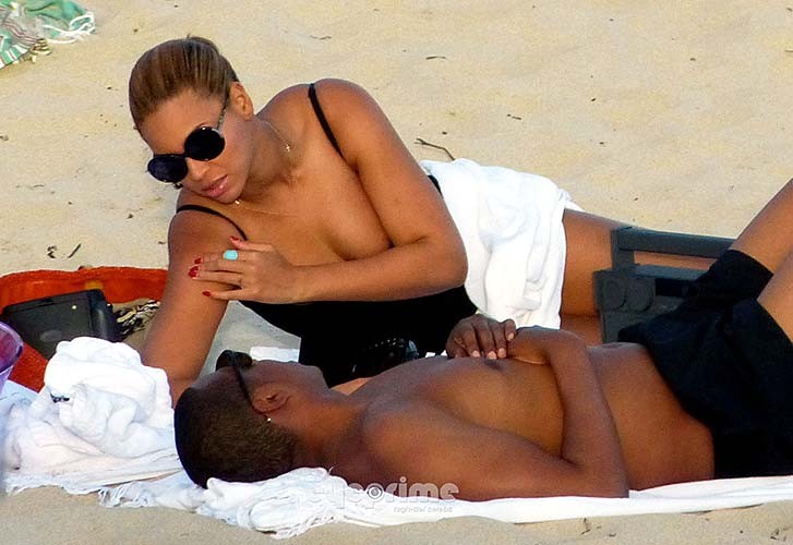 Beyonce knowles entblößt sexy Körper im Badeanzug am Strand
 #75267036