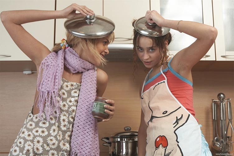 Dos excitantes jóvenes lesbianas se divierten en la cocina
 #78200575