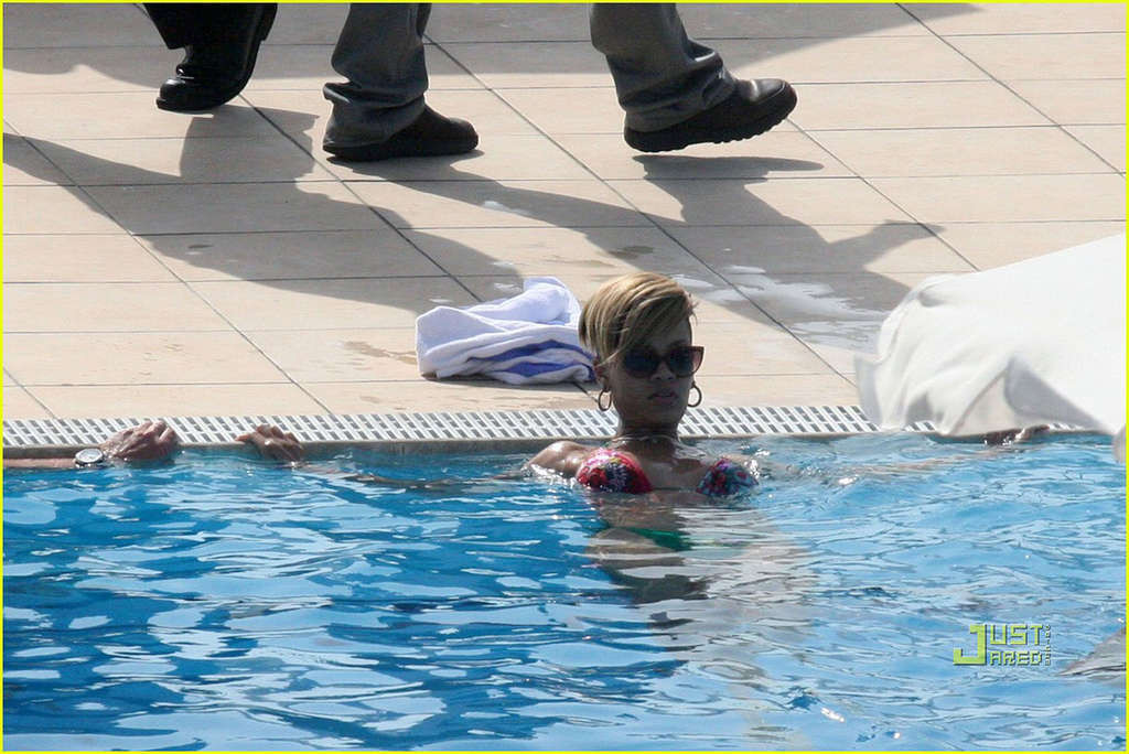 Rihanna en bikini en la piscina paparazzi dispara
 #75347562