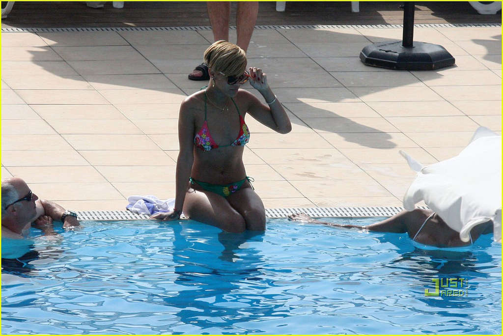 Rihanna en bikini en la piscina paparazzi dispara
 #75347581