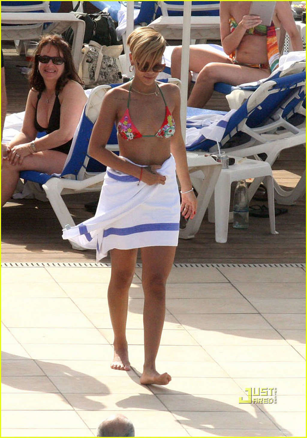 Rihanna en bikini en la piscina paparazzi dispara
 #75347727
