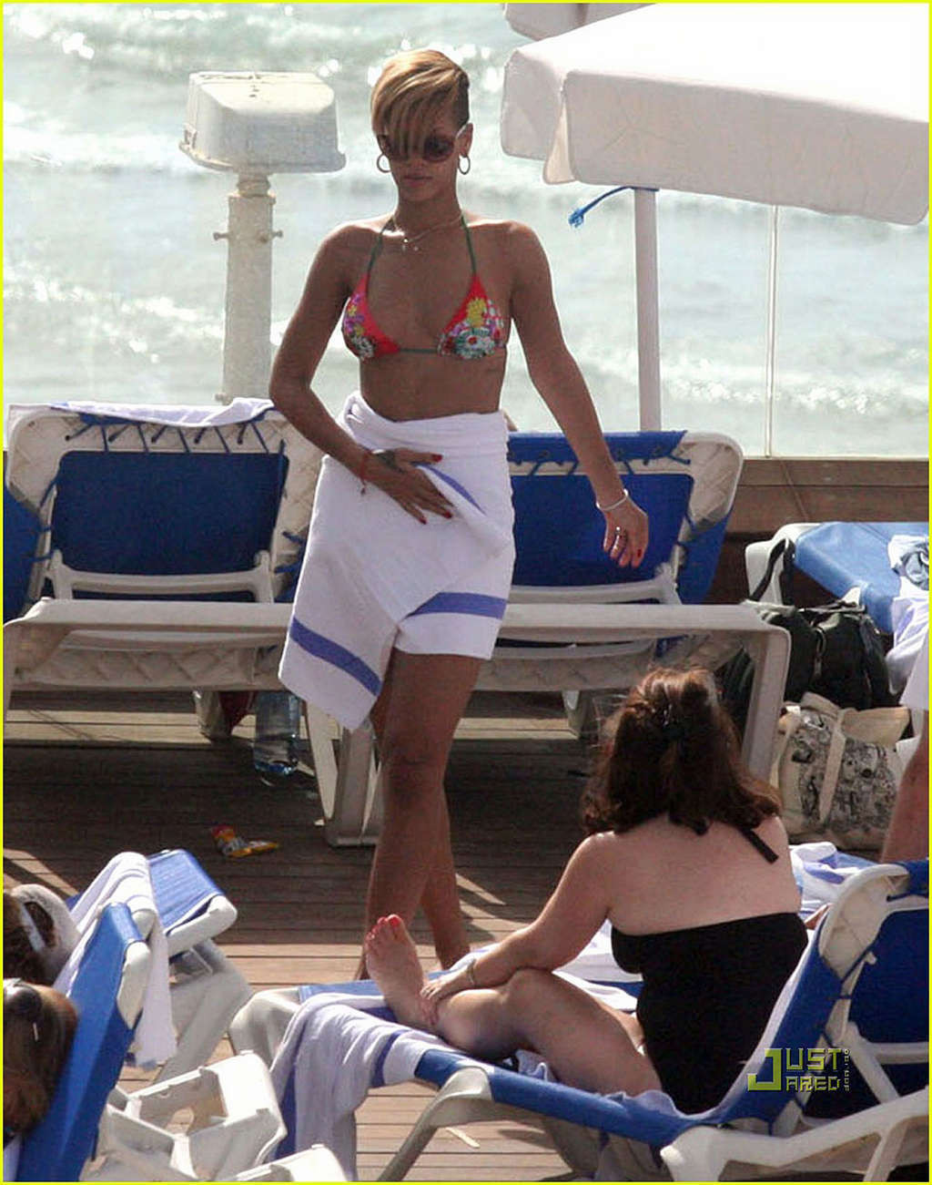 Rihanna en bikini en la piscina paparazzi dispara
 #75347745